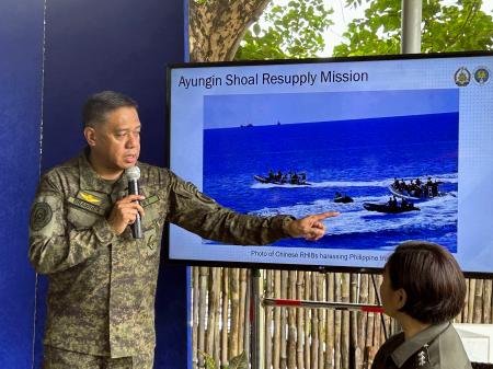 　４日、マニラのフィリピン軍基地で、フィリピンのゴムボートに近接する中国の硬式ゴムボートの映像を記者団に説明するブラウナー参謀総長（共同）