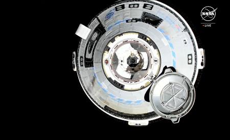 　国際宇宙ステーションに接近するボーイングの宇宙船スターライナー＝米東部時間６日（ＮＡＳＡの中継から・共同）