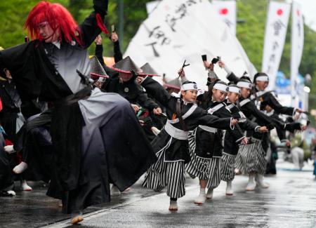 　ＹＯＳＡＫＯＩソーラン祭りがフィナーレを迎え、パレードする踊り子＝９日午後、札幌市