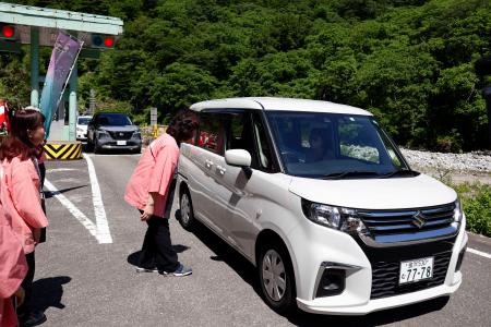　全線開通したホワイトロードの料金所を通過した車＝１４日午前、石川県白山市