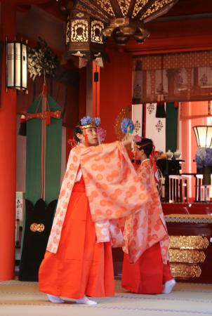 　熊野那智大社の「紫陽花祭」で、アジサイの小枝を手に神楽を奉納する巫女＝１４日午前、和歌山県那智勝浦町