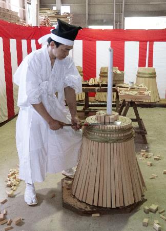 　熊野那智大社の「那智の扇祭り」を前に、大詰めを迎えた大たいまつ作り＝１４日午前、和歌山県那智勝浦町