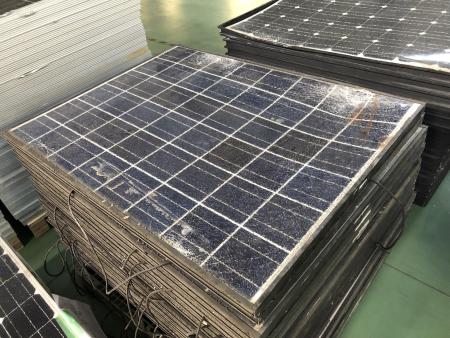 　リサイクル工場に搬入された太陽光パネル＝２０２２年３月、京都府八幡市（株式会社浜田提供）