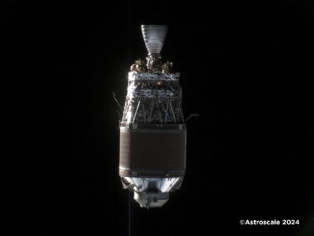 　実証衛星「ＡＤＲＡＳ―Ｊ」が、約５０メートルの距離で撮影した宇宙空間を漂うロケットの残骸（アストロスケール提供）