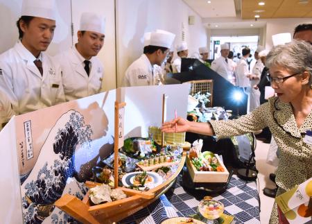 　又松情報大で開かれた長崎県をテーマにした料理の卒業制作展示会＝１４日、韓国・大田（共同）
