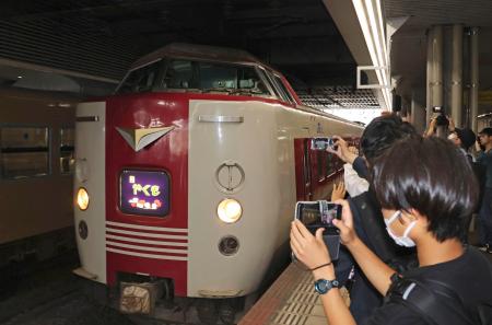 　鉄道ファンらが見守る中、ＪＲ岡山駅を出発する特急「やくも」の車両「３８１系」の最後の定期運行列車＝１５日午前
