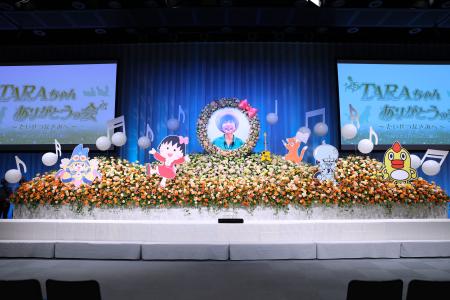 　ＴＡＲＡＫＯさんの笑顔の写真と、まる子など演じたキャラクターのパネルが飾られた祭壇＝１５日、東京都内