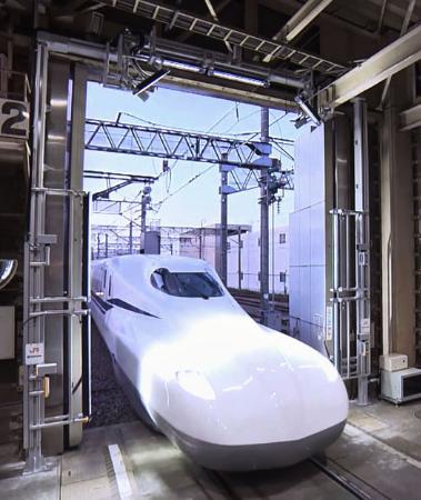 　東海道新幹線の車両の外観を自動で検査するシステム＝東京都品川区の大井車両基地（ＪＲ東海提供）