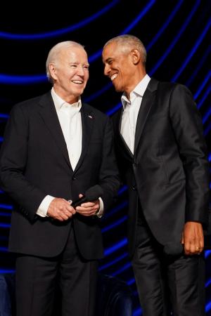 　１５日、米ロサンゼルスで資金集めの集会に出席したバイデン大統領（左）とオバマ元大統領（ロイター＝共同）