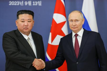 　首脳会談で握手するロシアのプーチン大統領（右）と北朝鮮の金正恩朝鮮労働党総書記＝２０２３年９月、ロシア極東アムール州（タス＝共同）