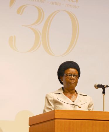 　追悼イベントに登壇した、ルワンダのムカシネ・マリー・クレール駐日大使＝１７日午後、長崎市の長崎原爆資料館