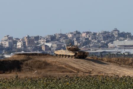 　イスラエル軍の戦車＝１７日、イスラエル南部（ゲッティ＝共同）