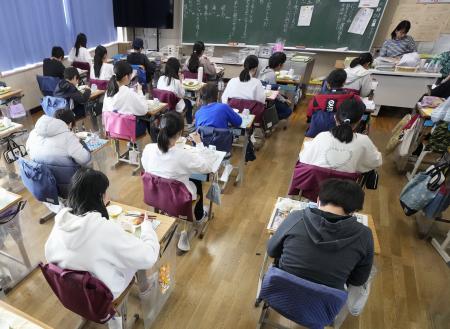 　東京都豊島区立千早小で給食を食べる６年生の児童たち＝２０２２年１２月