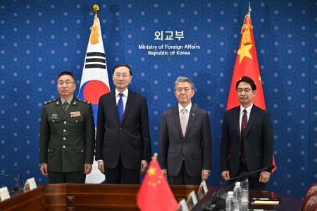 　１８日、外交安保対話で記念撮影する韓国の金ホン均外務第１次官（中央右）と中国の孫衛東外務次官（同左）ら＝ソウル（共同）