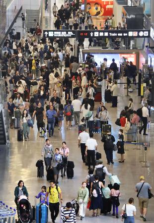 　ゴールデンウイーク最終日、旅行客らで混雑する成田空港の到着ロビー＝５月