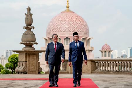 　１９日、マレーシアの行政都市プトラジャヤで首脳会談に臨むマレーシアのアンワル首相（右）と中国の李強首相（マレーシア政府提供・共同）