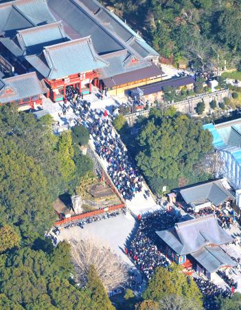 　大勢の参拝客でにぎわう鶴岡八幡宮＝２０１７年１月、神奈川県鎌倉市