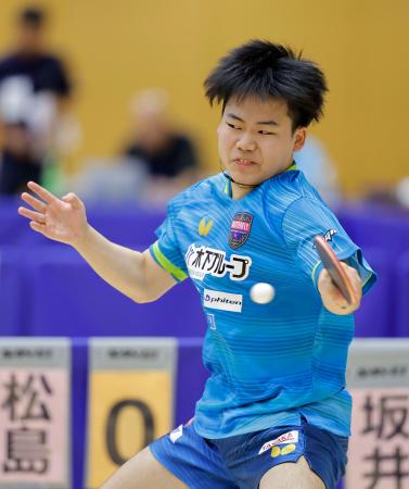 　１次リーグでプレーする松島輝空＝赤羽体育館