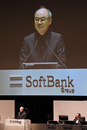 　定時株主総会であいさつするソフトバンクグループの孫正義会長兼社長（左）＝２１日午前、東京都江東区