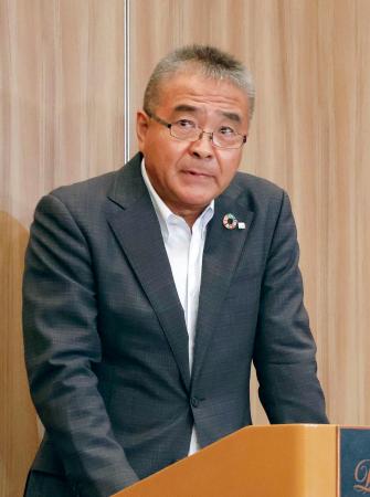 　株主総会後、報道陣の取材に応じる「札幌ドーム」の山川広行社長＝２１日午前、札幌市