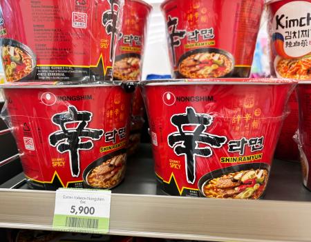 　モンゴル・ウランバートルのコンビニで販売されている韓国のカップ麺＝５日（共同）