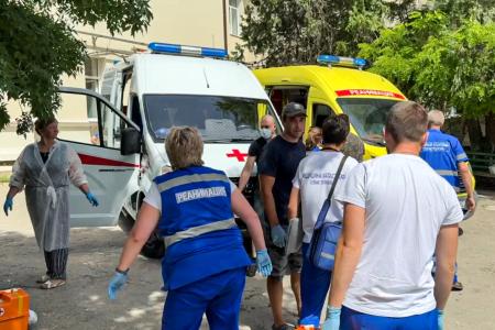 　救急車の周囲に集まった人たち＝２３日、ウクライナ南部クリミア半島セバストポリ（セバストポリ当局提供・タス＝共同）