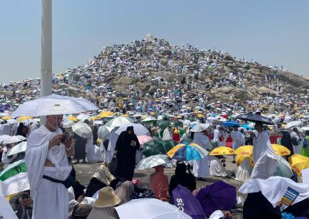 　サウジアラビア・メッカ郊外で巡礼する人たち＝１５日（ゲッティ＝共同）