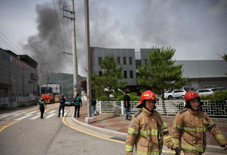 　電池工場から立ち上る煙＝２４日、韓国京畿道華城市（ロイター＝共同）