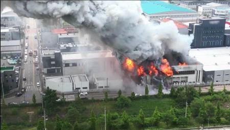 　韓国・華城にあるリチウム電池製造工場の火災現場＝２４日（聯合＝共同）