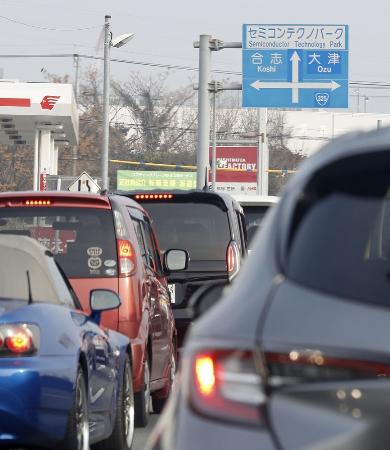 　朝の通勤ラッシュで渋滞する道路＝２月、熊本県内