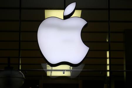 　ドイツ・ミュンヘンの店舗に掲げられた米アップルのロゴ＝２０２０年１２月（ＡＰ＝共同）