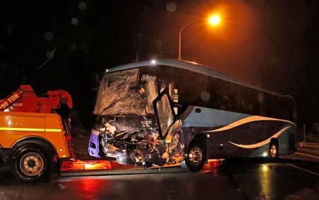 　自衛隊車両と衝突した大型バス＝２４日夜、北海道むかわ町