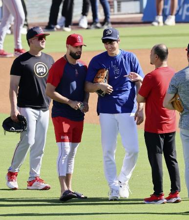 　試合前、エンゼルスのサンドバル（左から２人目）と談笑するドジャース・大谷＝２２日、ロサンゼルス