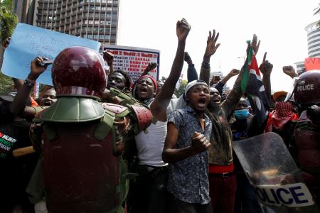 　増税法案に反対するデモの参加者＝２５日、ケニア・ナイロビ（ロイター＝共同）