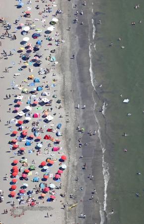 　多くの家族連れでにぎわう神奈川県逗子市の逗子海岸＝２０２２年７月