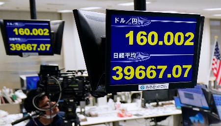 　１ドル＝１６０円台を付けた円相場を示すモニター＝２６日午後、東京都港区の外為どっとコム