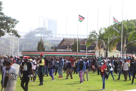 　２５日、ケニアの首都ナイロビで国会の敷地内を歩くデモ参加者（ＡＰ＝共同）