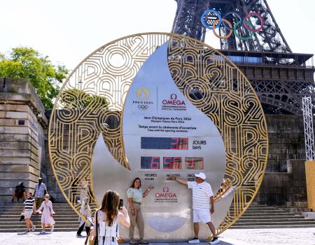 　パリ五輪開幕までの日数が「３０」となったカウントダウン時計＝２６日、パリ（共同）
