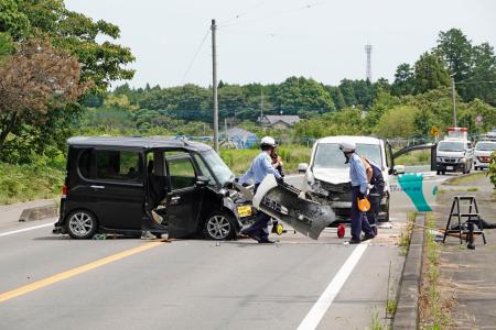 　車２台の衝突事故があった現場＝２７日午前、茨城県笠間市