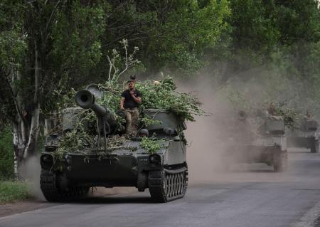 　２０２２年７月、ウクライナ東部ドネツク州を走行する、米国の自走式りゅう弾砲（ロイター＝共同）