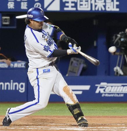 　１０回ＤｅＮＡ１死、宮崎が左越えにサヨナラ本塁打を放つ＝横浜