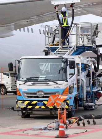 　航空機に燃料を補給する作業＝２７日午後、成田空港