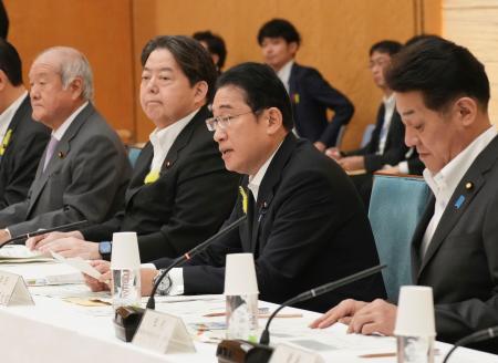 　中央防災会議であいさつする岸田首相（右から２人目）＝２８日午前、首相官邸