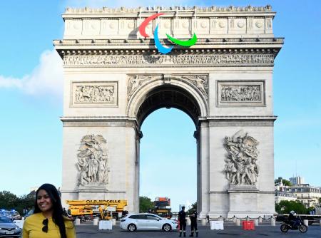 　パラリンピックのシンボルマーク「スリーアギトス」が設置された凱旋門＝２８日、パリ（共同）