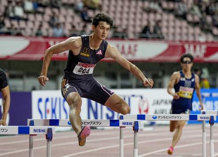 　男子４００メートル障害で４７秒９９をマークし優勝した豊田兼。パリ五輪の代表に決まった＝デンカビッグスワンスタジアム