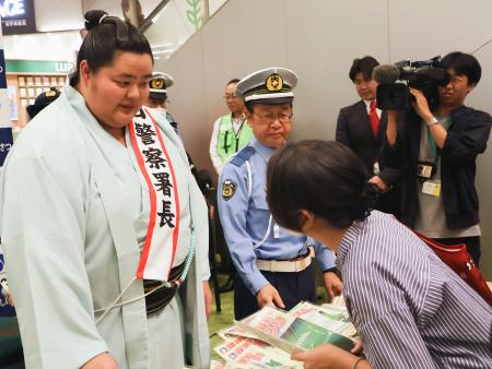 　愛知県警西署の一日署長に就任し、イベントに参加した大関の琴桜関＝２８日午後、名古屋市西区