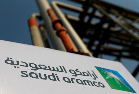 　サウジアラムコの石油関連施設＝２０１９年１０月、サウジアラビア東部アブカイク（ロイター＝共同）