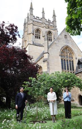 　オックスフォード大のマートン・カレッジで、桜の記念植樹をされる天皇、皇后両陛下＝２８日、英オックスフォード（代表撮影）