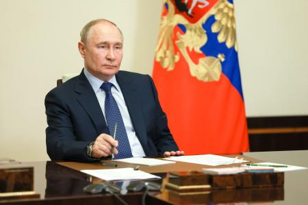 　２８日、オンラインのロシア安全保障会議に参加するプーチン大統領（ロシア大統領府提供、タス＝共同）