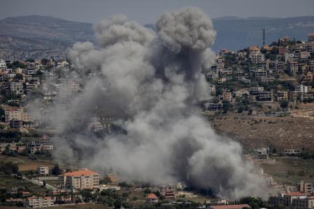 　ヒズボラに対するイスラエル軍の攻撃で上がる煙＝２５日、レバノン南部（ゲッティ＝共同）